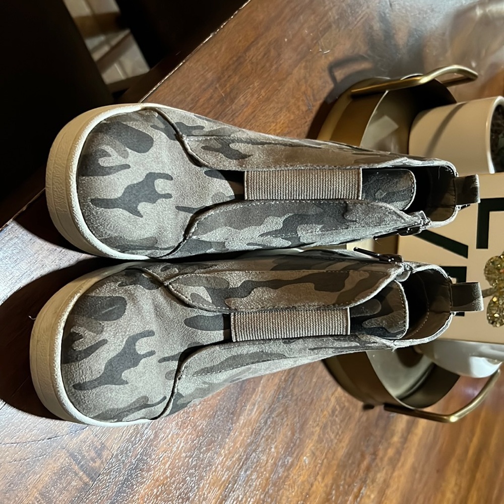 Mia camo boot size 3 youth